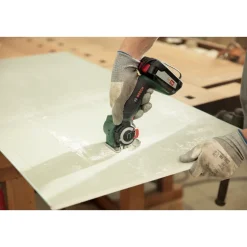 Akkumonitoimisaha Bosch AdvancedCut 18 2,5 Ah akulla