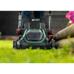 Akkuruohonleikkuri Bosch Rotak 18V2-43 2x18V 2x4,0 Ah akuilla