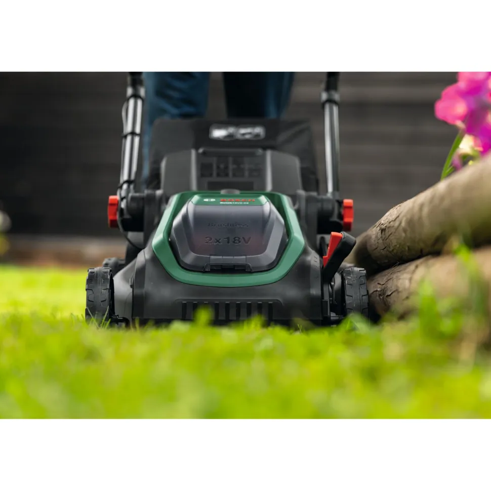 Akkuruohonleikkuri Bosch Rotak 18V2-43 2x18V 2x4,0 Ah akuilla