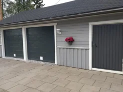 Autotallin nosto-ovi Isomatic Nordic 2500x2250mm vaakauritettu + avaaja Liftronic 500 tummanharmaa