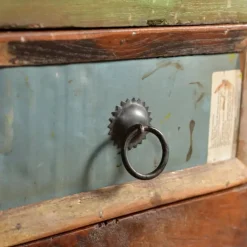 Kaappi 4 vetolaatikolla kierrätetty puu