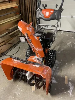 Lumilinko Husqvarna ST 227 sähköstartilla ajovaloilla