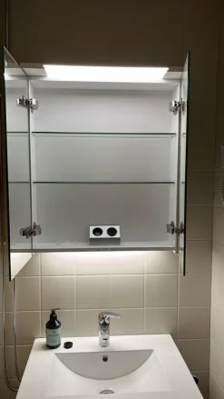 Peilikaappi LED-valaisimella Bathlife Glänsa 1000 mm valkoinen
