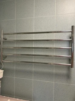 Pyyhekuivain Smedbo Dry sähkölämmitteinen 1000x489 syvyys 112 mm