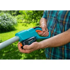 Teleskooppivartinen akkupensasleikkuri Gardena THS Li-18/42 18V 2,0 Ah akulla