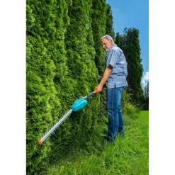 Teleskooppivartinen akkupensasleikkuri Gardena THS Li-18/42 18V 2,0 Ah akulla